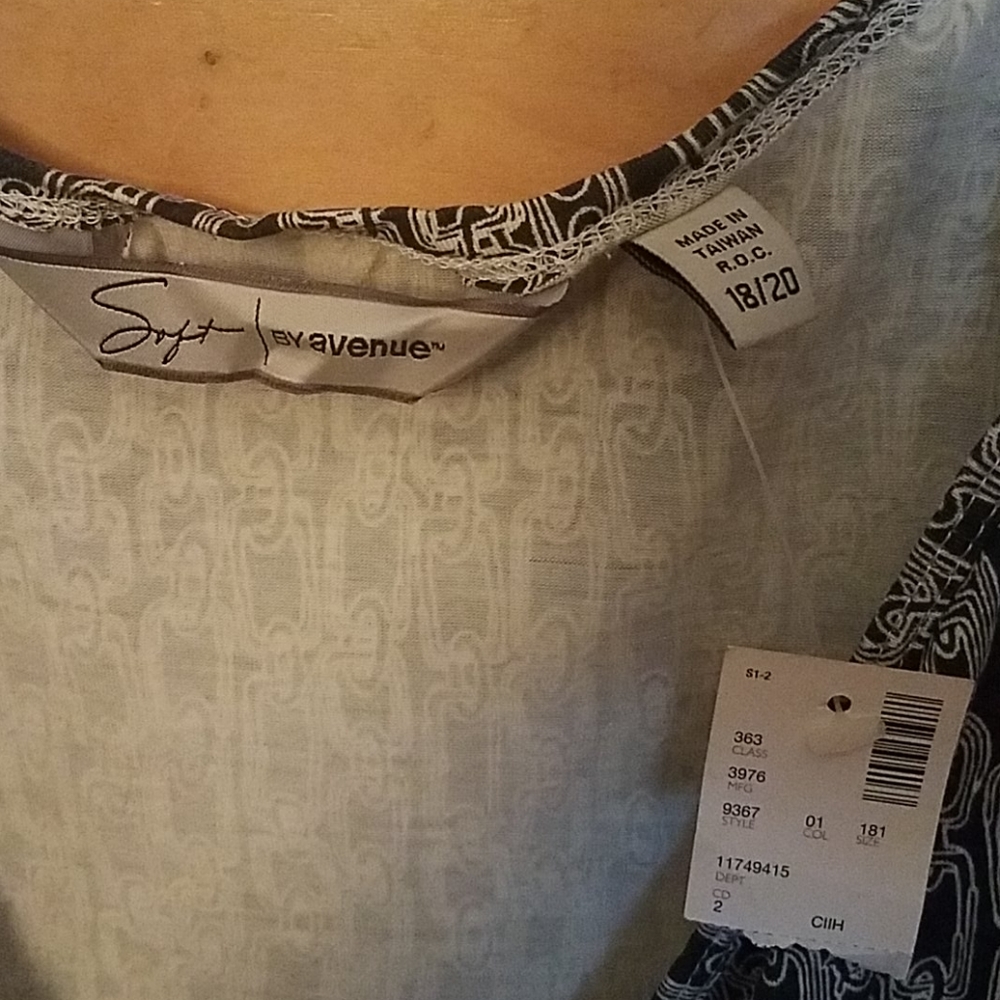 Soft by AVENUE wrap dress b&w chain print - Picture 2 of 3